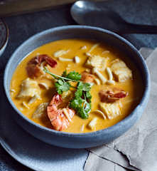 Tom-Yum-Suppe mit Meeresfrüchten (冬阴功海鲜汤)