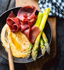 Polenta crémeuse à la cannelle, asperges et bresaola
