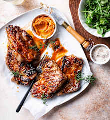 Aguja de cerdo con mantequilla de ajo y tomate