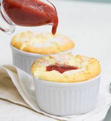 Suflê de chocolate branco com calda de frutas vermelhas