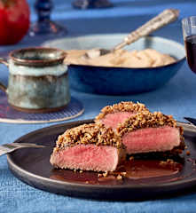 Hirschrücken unter der Macadamia-Honigkuchen-Kruste