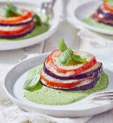Auberginen-Türmchen mit Basilikumschaum