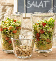 Brokkolisalat mit Pinienkernen