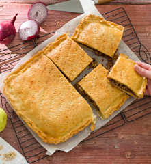 Empanada de cebolla roja, morcilla y manzana