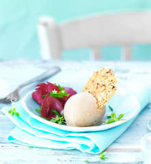 Glace au vinaigre balsamique, magret de canard fumé et tuile aux noisettes