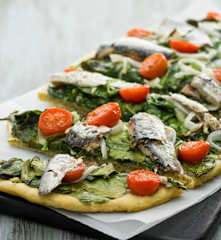 Coca mallorquina de espinacas con sardinas