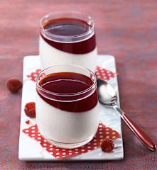 Pannacotta au yaourt de lait de chèvre et coulis de framboise