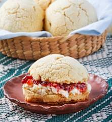 Conchas de pueblo con nata y mermelada