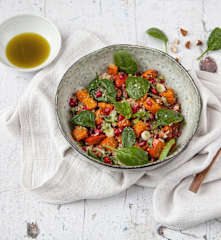 Ensalada de quinoa con espinacas, calabaza asada y granada