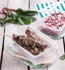 Pilaw z botwinką i souvlaki wieprzowe na patyku