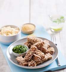 Tofu nuggetsy z pesto pietruszkowo-nerkowcowym i kaszą bulgur