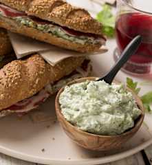 Queso cremoso con roquefort, nueces y rúcula