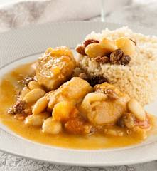 Chicken with almonds and raisins