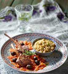 Lammkoteletts in Tomaten-Zwiebel-Sauce mit Weizen-Pilav - Keşkekli Pirzola Yahni