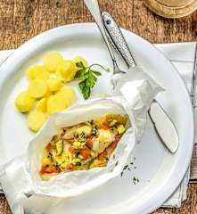 Filetes de peixe com legumes em papelote