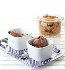 Gelado de açaí e banana com granola de coco