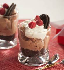 Vasitos de crema de avellanas y galletas para dos