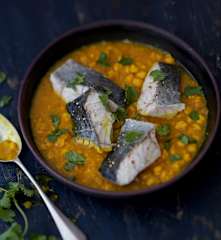 Lieu noir aux pois chiches, oignon et curcuma