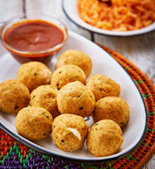 Albóndigas de pollo rellenas de queso crema