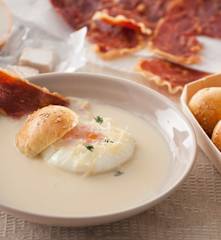 Crema de cebolla con pan de queso, huevo y jamón
