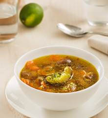 Sopa de shiitake, lima y azafrán