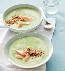 Bärlauchsuppe mit Lachs