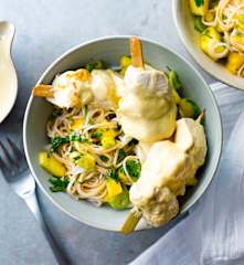 Brochettes de poulet satay, nouilles à l'ananas