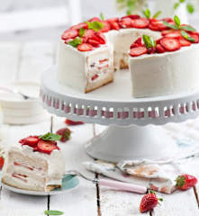 Anielskie ciasto (angel cake) z kremem waniliowym i truskawkami