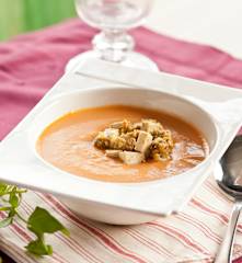 Gazpacho de melocotón con tofu