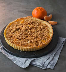 Mandarinentarte mit Nusscrumble
