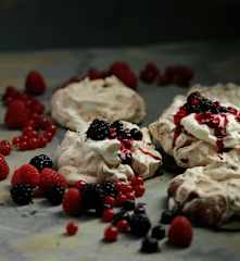 Merengues de chocolate com molho de frutos vermelhos