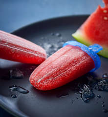 Wassermelonen-Glacé-Lollies