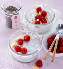 Chia-Pudding mit Magerquark und Himbeeren