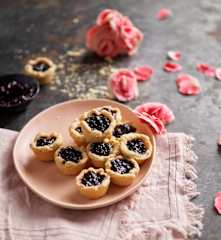 Minitartes de brie com doce de framboesa