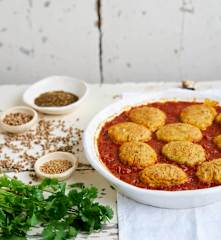 Almôndegas de grão com molho de tomate picante