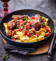 Rindfleisch-Rotwein-Ragout zu Nudeln