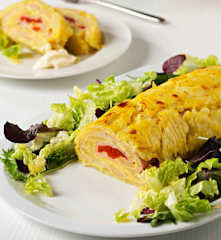 Rollo de tortilla de patata con jamón, queso y pimiento