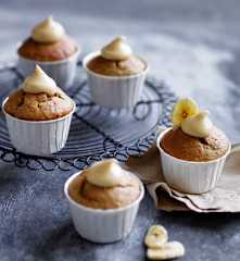 Banana cupcakes with peanut butter frosting
