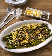 Espárragos al vapor con salsa de alcaparras