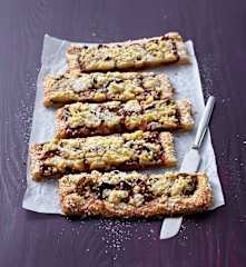 Pflaumenstreifen mit Streuseln