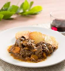 Aguja de ternera guisada con patatas a las hierbas