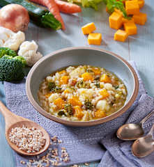 Minestra di cereali e verdure invernali