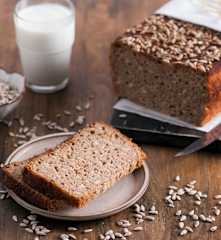 Pszenno-żytni chleb pełnoziarnisty na zakwasie z maślanką i słonecznikiem