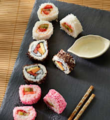 Süßes Sushi mit Obst (Inside-out)