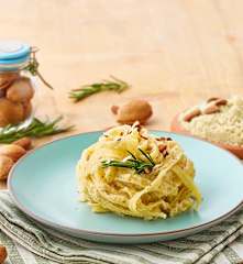 Tagliatelle con pesto di rosmarino