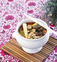 Sopa de miso com galinha e massa