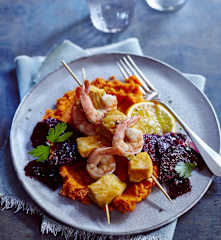 Lachs-Garnelen-Spieße auf Rote Bete und Möhrenpüree
