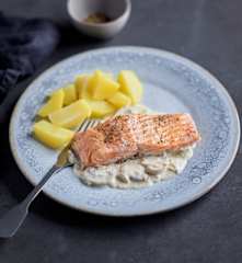 Saumon et pommes de terre, sauce aux champignons