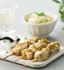 Espetadas de frango com mel e puré com manjericão