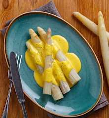 Contorno di asparagi bianchi con salsa olandese allo yogurt